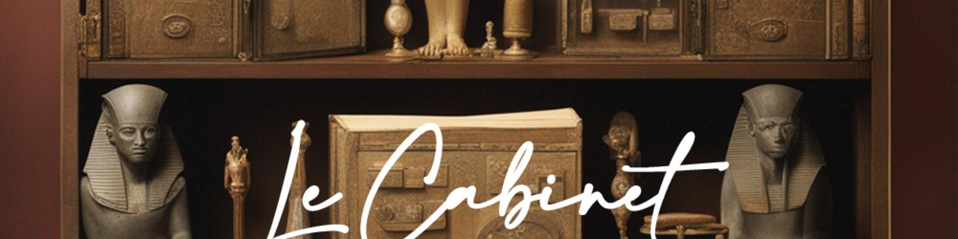 L'intérieur du cabinet avec décor egyptien et livre posé