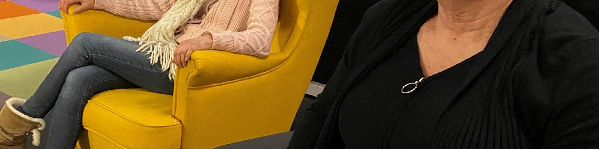 Femmes avec casque réalité virtuelle