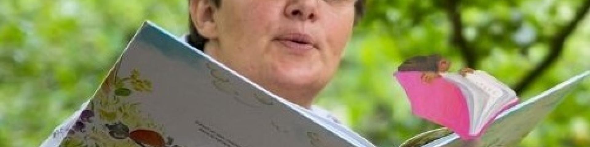 Femme lisant un livre