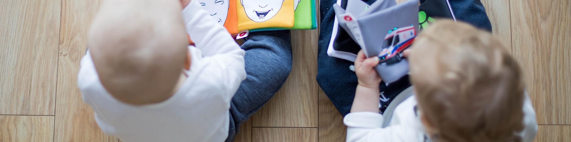 Bébés en train de lire