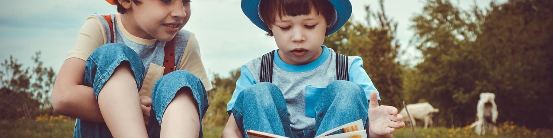 Garçons en train de lire